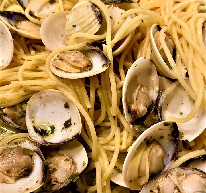 LEMON GARLIC LINGUINE WITH CLAMS